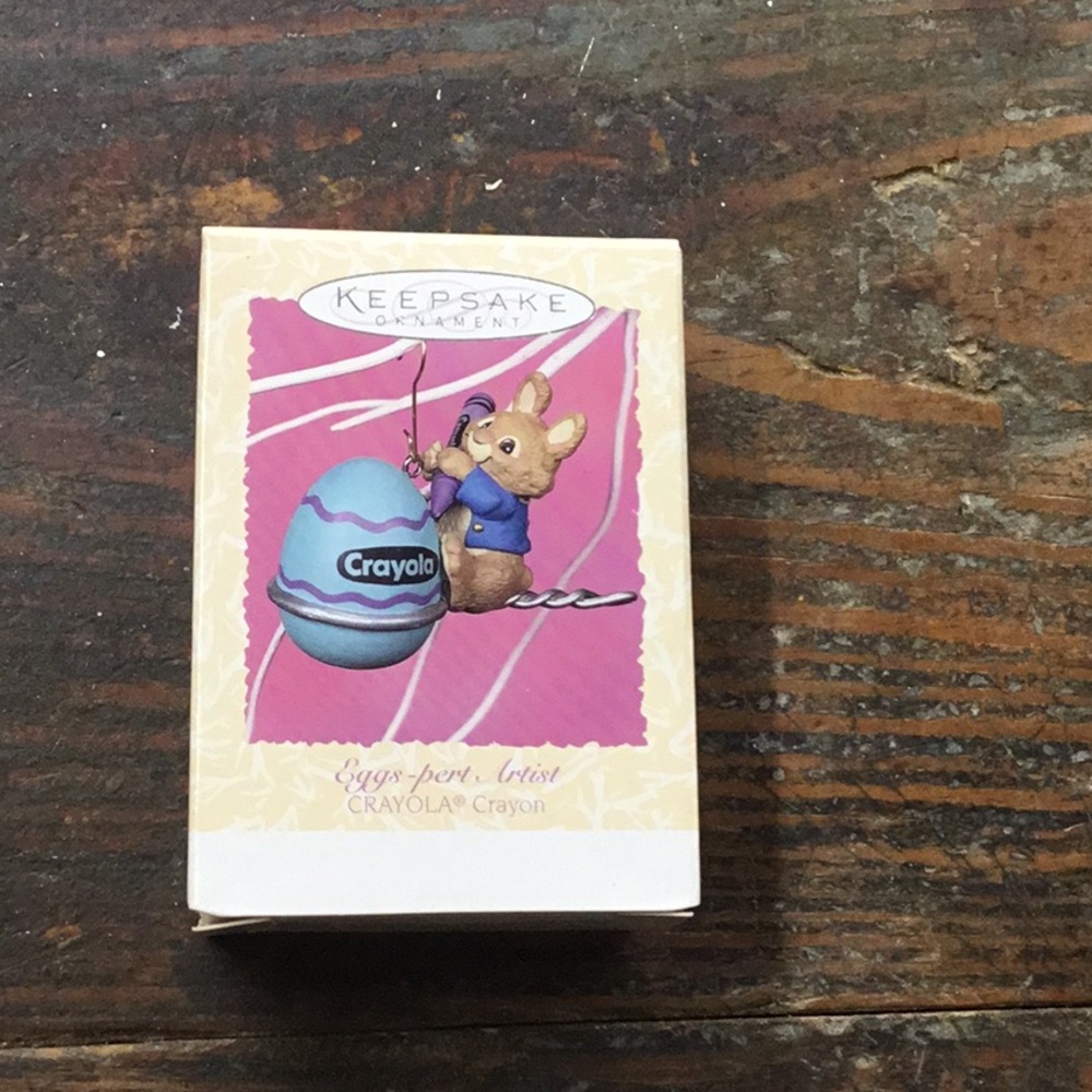 Hallmark Eggs-pert Artist Crayola Ornamnet 1997